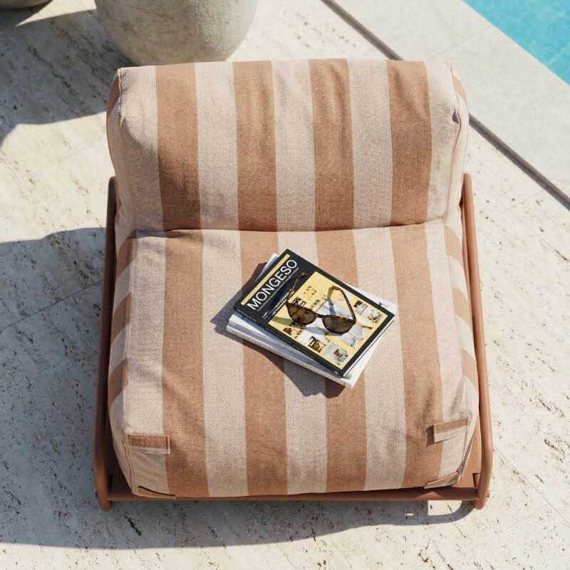 Sessel im gestreiften Design für ein modulares Outdoor-Sofa mit Gestell (3/6)