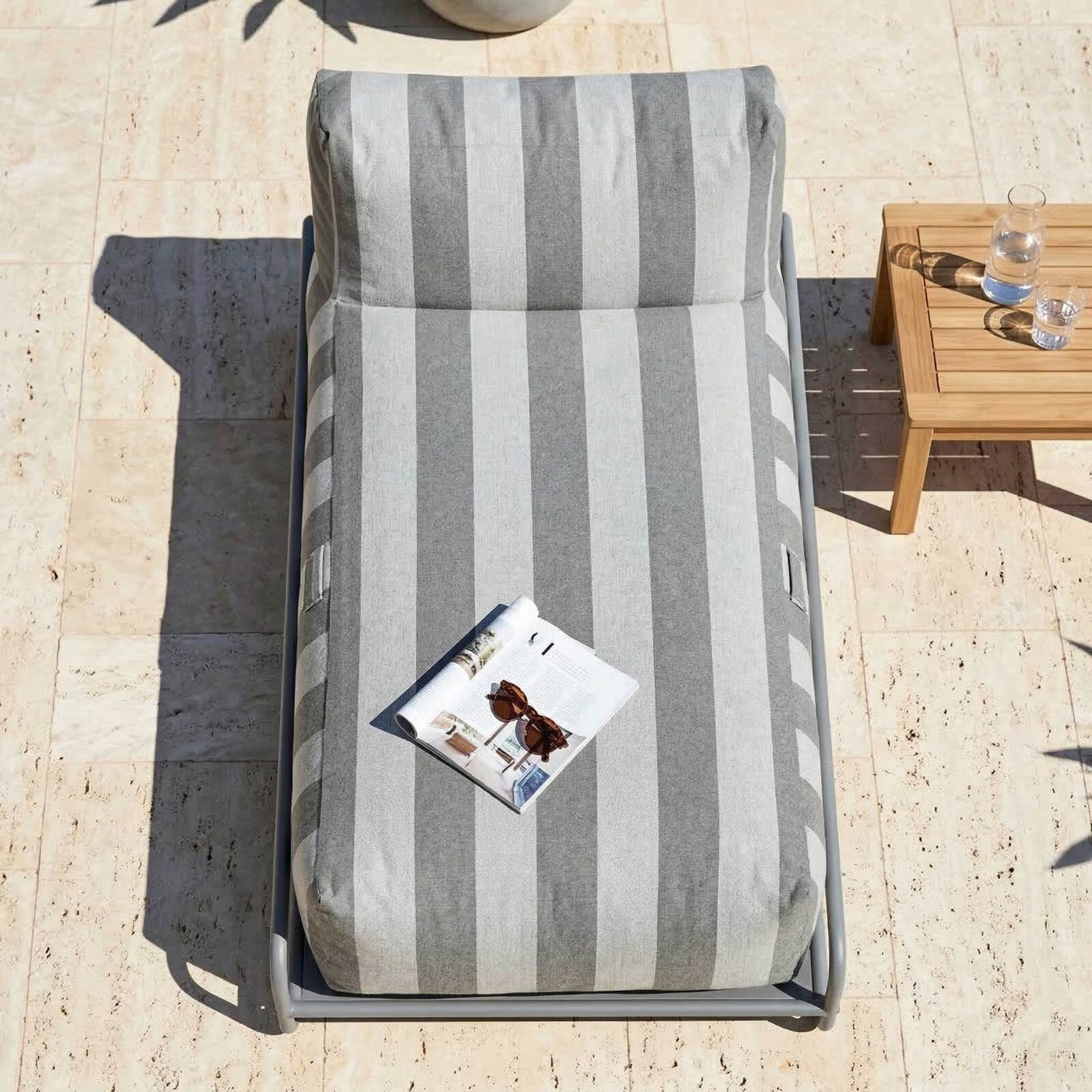 Chaiselongue im gestreiften Design für ein modulares Outdoor-Sofa mit Gestell