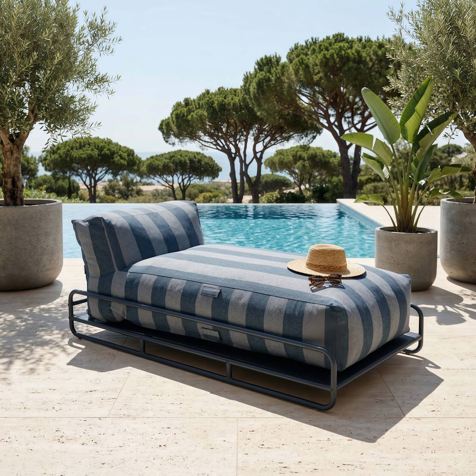 Chaiselongue im gestreiften Design für ein modulares Outdoor-Sofa mit Gestell