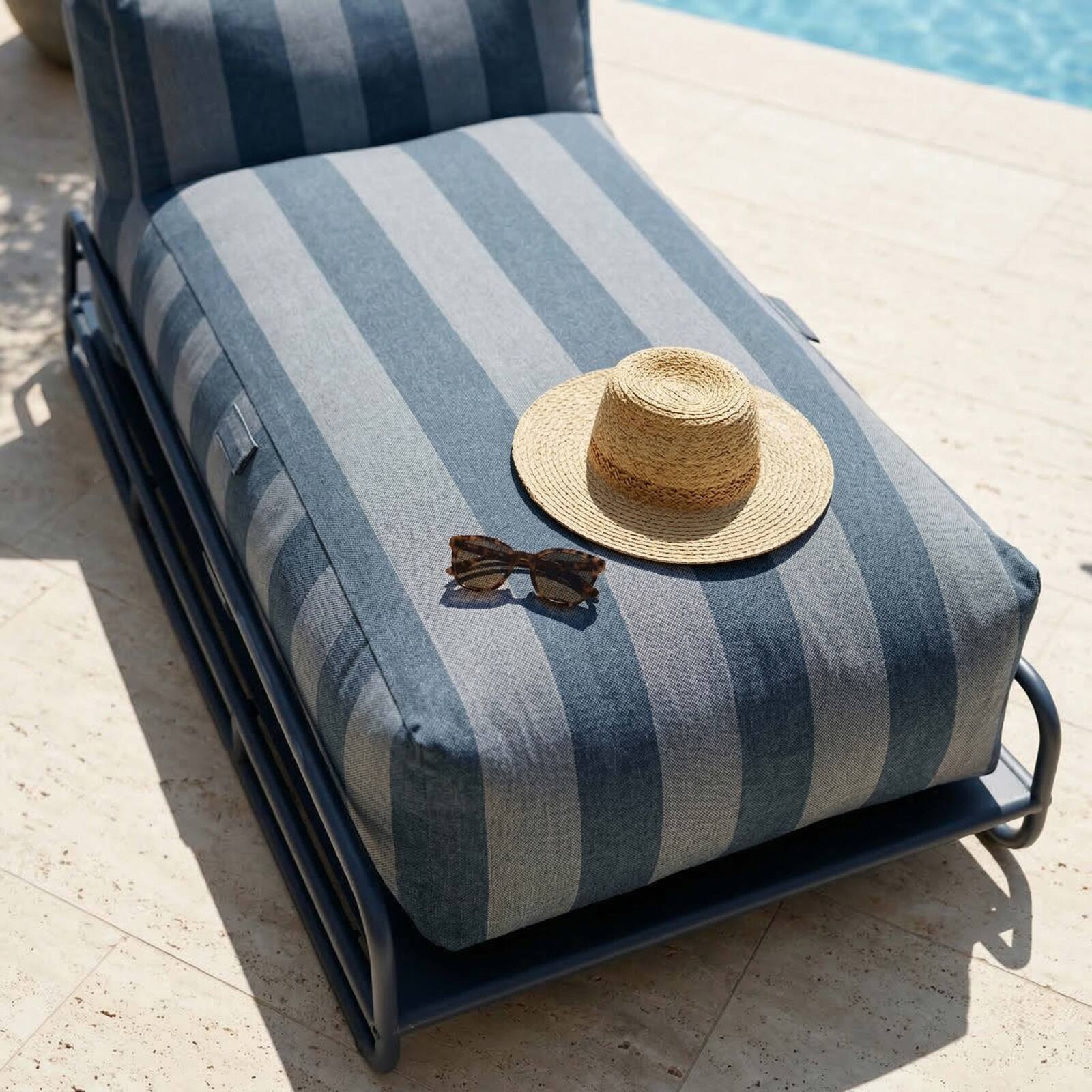 Chaiselongue im gestreiften Design für ein modulares Outdoor-Sofa mit Gestell