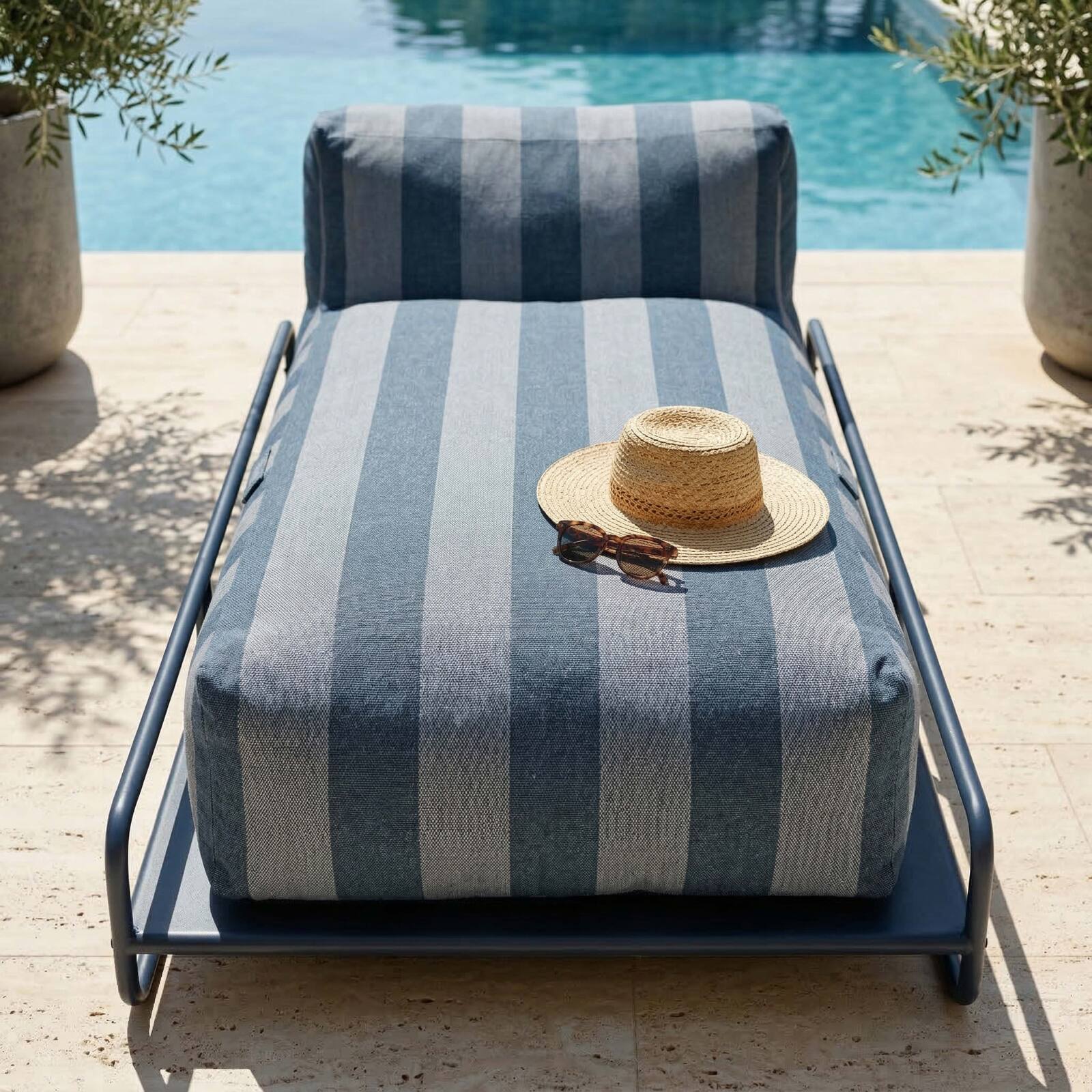 Chaiselongue im gestreiften Design für ein modulares Outdoor-Sofa mit Gestell