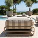 Sitzsack im gestreiften Design für ein modulares Outdoor-Sofa mit Gestell
