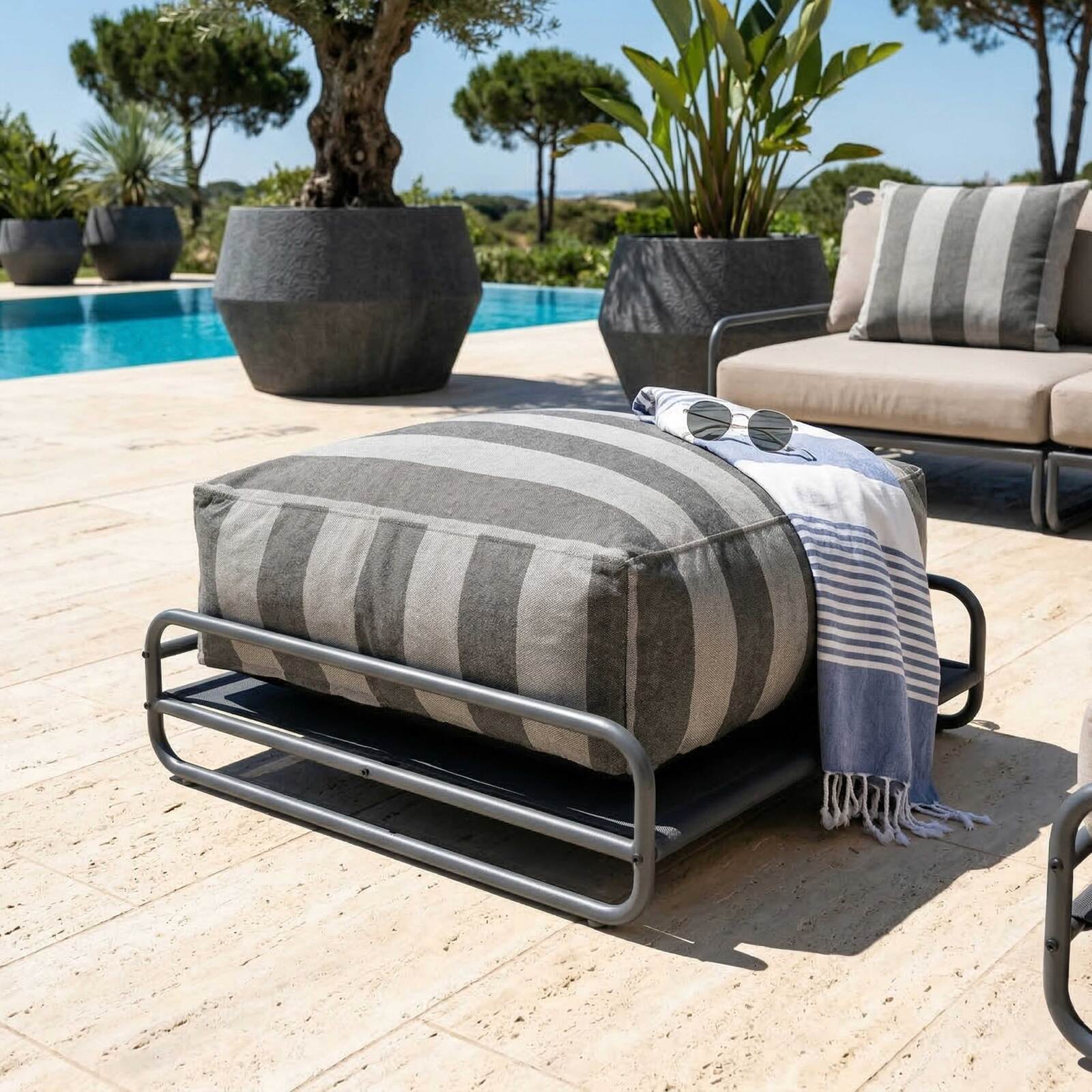 Sitzsack im gestreiften Design für ein modulares Outdoor-Sofa mit Gestell