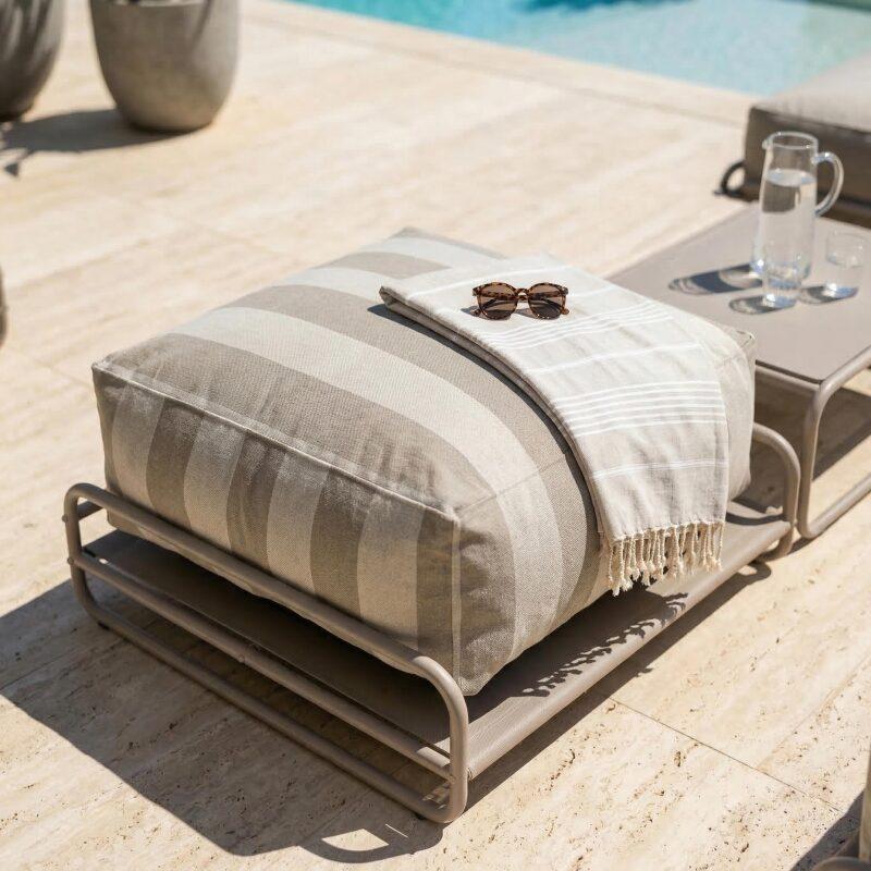 Sitzsack im gestreiften Design für ein modulares Outdoor-Sofa mit Gestell (3/6)