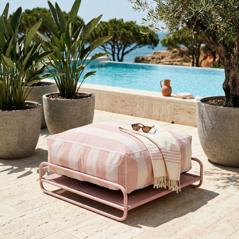 Sitzsack im gestreiften Design für ein modulares Outdoor-Sofa mit Gestell