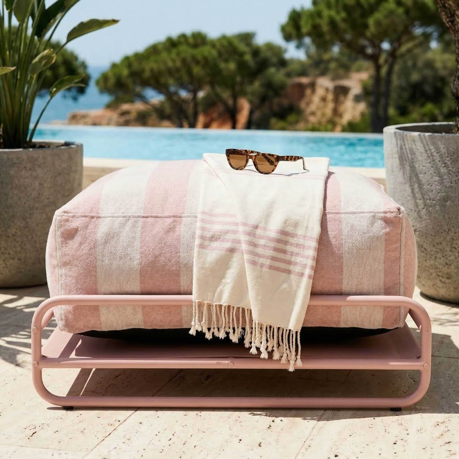 Sitzsack im gestreiften Design für ein modulares Outdoor-Sofa mit Gestell