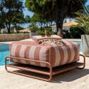 Sitzsack im gestreiften Design für ein modulares Outdoor-Sofa mit Gestell
