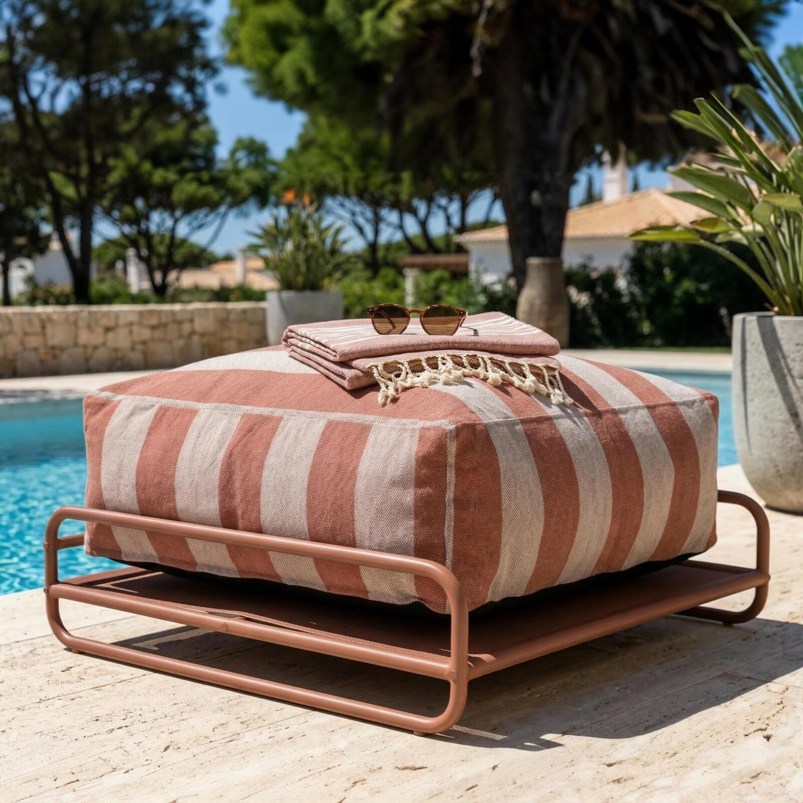 Sitzsack im gestreiften Design für ein modulares Outdoor-Sofa mit Gestell