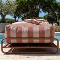 Sitzsack im gestreiften Design für ein modulares Outdoor-Sofa mit Gestell