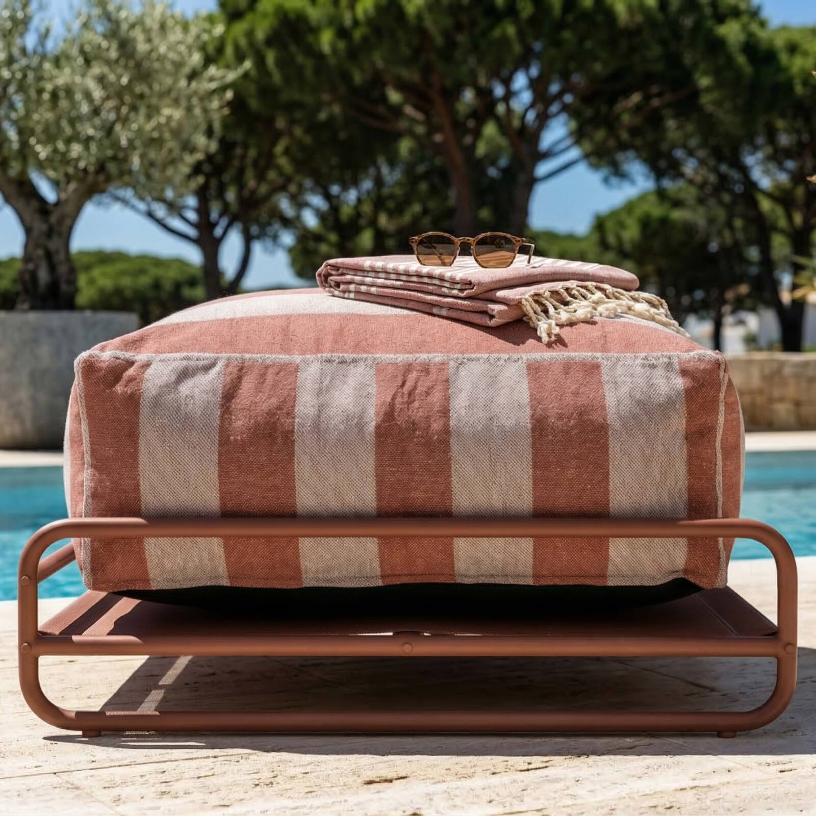 Sitzsack im gestreiften Design für ein modulares Outdoor-Sofa mit Gestell