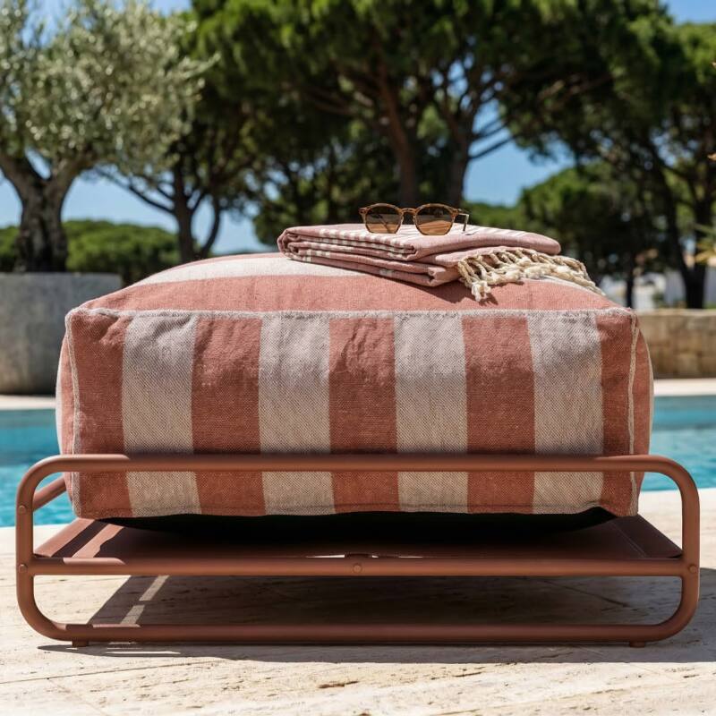Sitzsack im gestreiften Design für ein modulares Outdoor-Sofa mit Gestell (2/6)