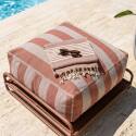 Sitzsack im gestreiften Design für ein modulares Outdoor-Sofa mit Gestell