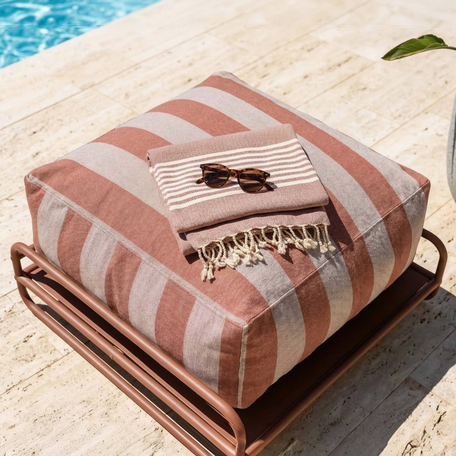 Sitzsack im gestreiften Design für ein modulares Outdoor-Sofa mit Gestell