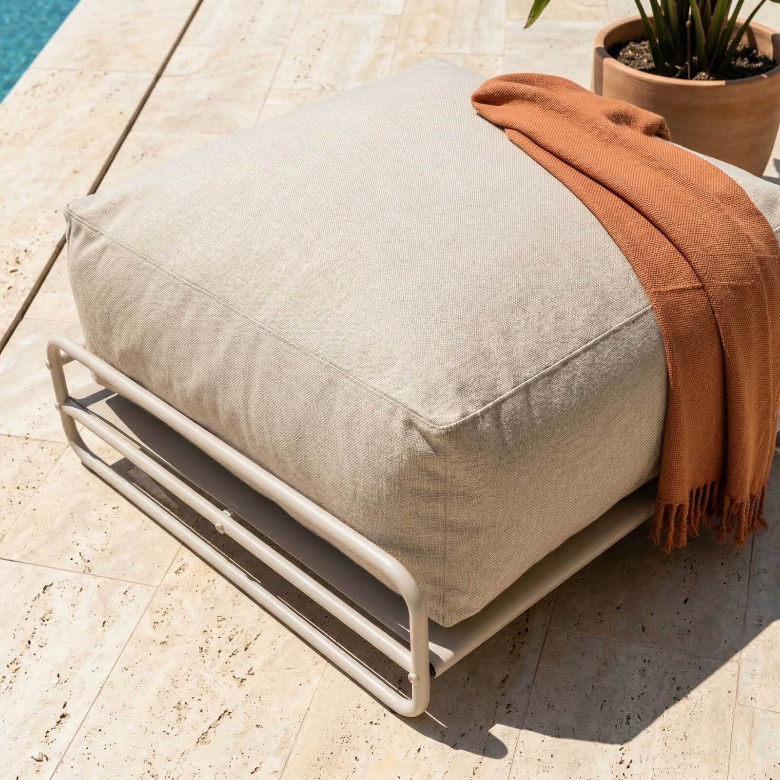 Modulare Gartenmöbel für 4 Personen mit Gestell, bestehend aus 1 Sessel, 2 Ecksesseln, 1 Sitzsack und 1 Couchtisch 