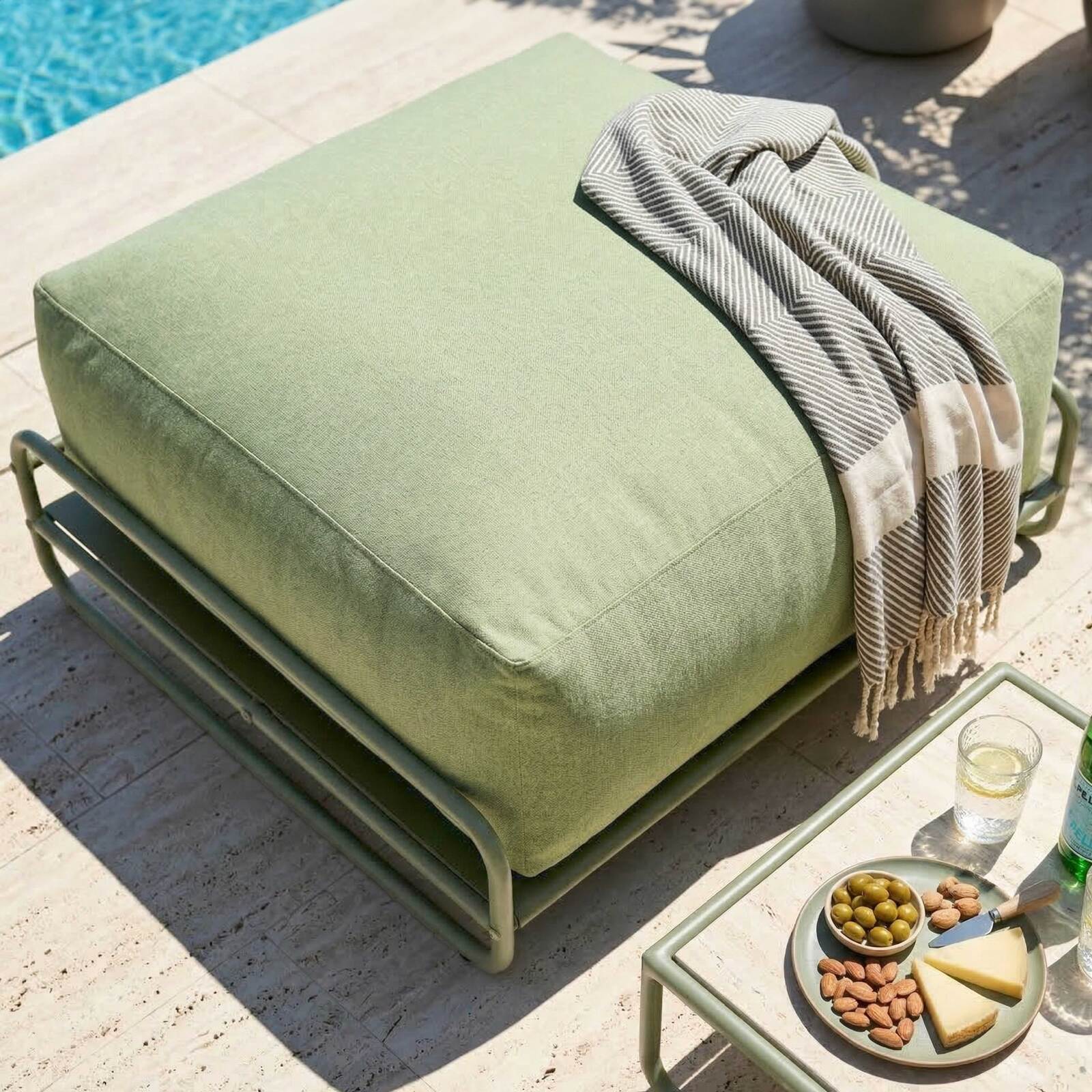 Modulare Gartenmöbel für 4 Personen mit Gestell, bestehend aus 1 Sessel, 2 Ecksesseln, 1 Sitzsack und 1 Couchtisch 