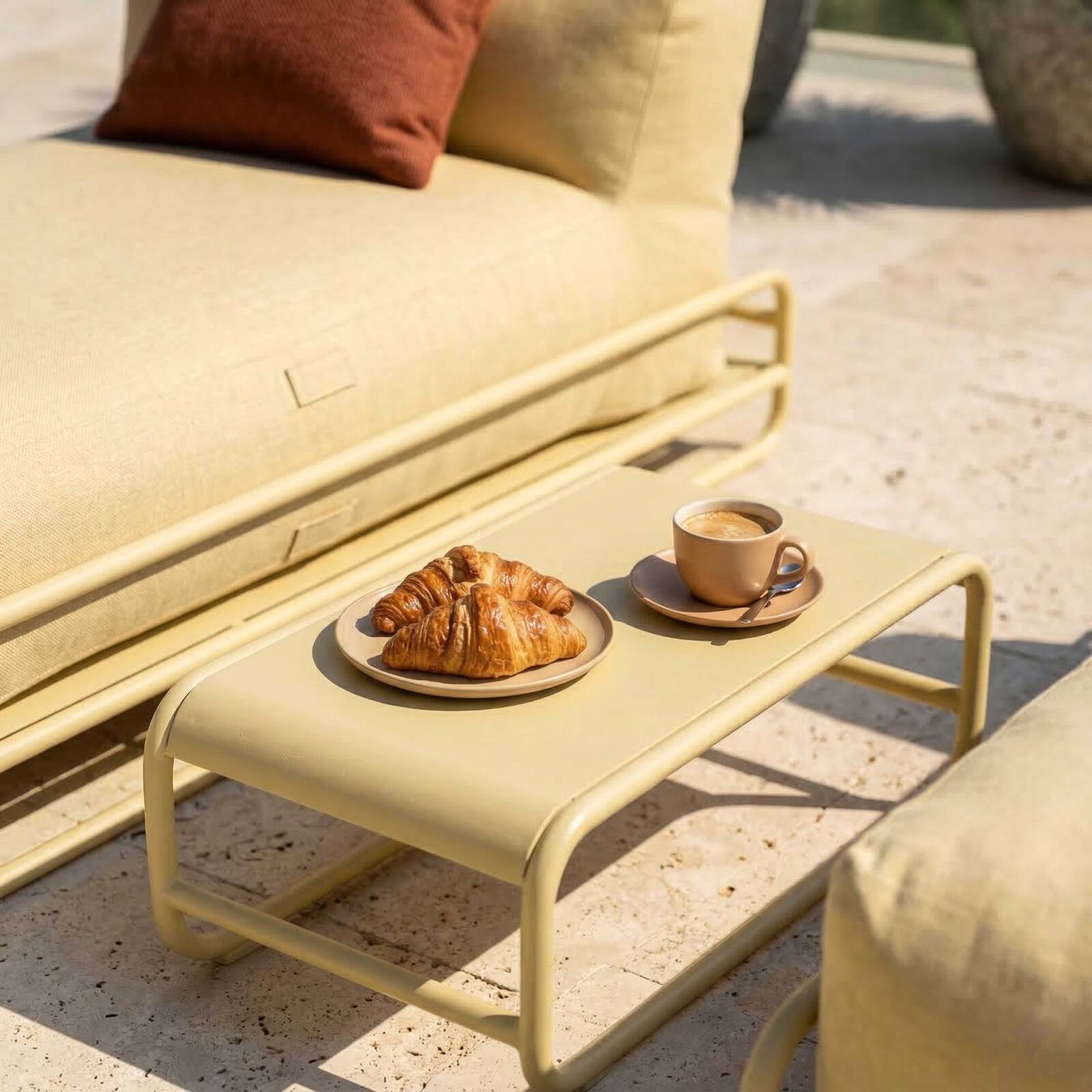 Modulare Gartenmöbel für 2 Personen mit Gestell, bestehend aus 2 Chaiselongues und Couchtisch