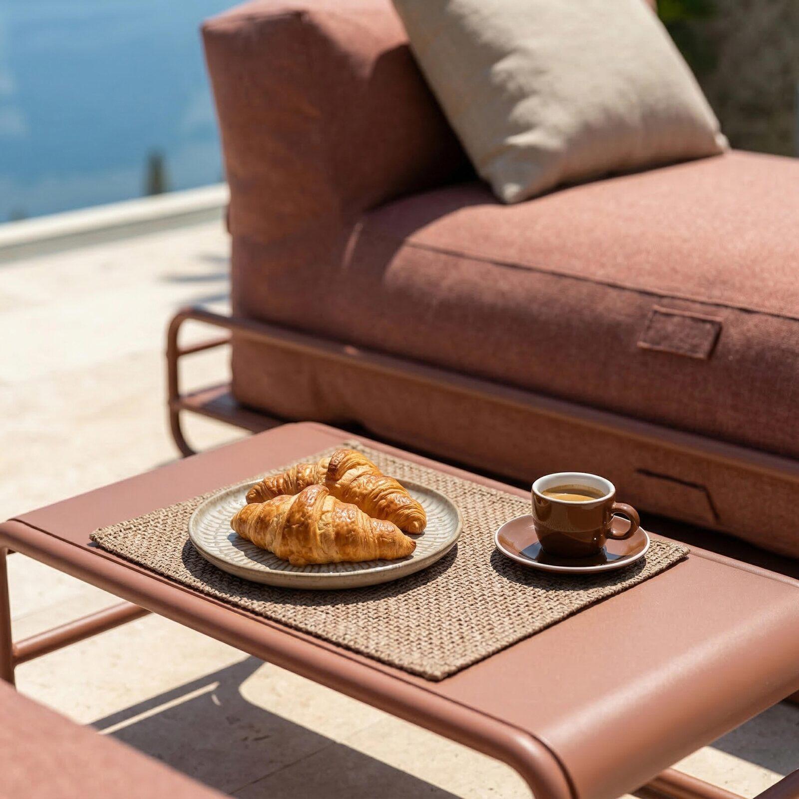 Modulare Gartenmöbel für 2 Personen mit Gestell, bestehend aus 2 Chaiselongues und Couchtisch