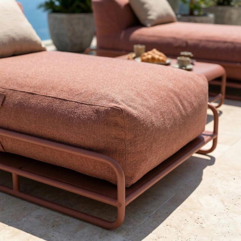 Modulare Gartenmöbel für 2 Personen mit Gestell, bestehend aus 2 Chaiselongues und Couchtisch (4/7)