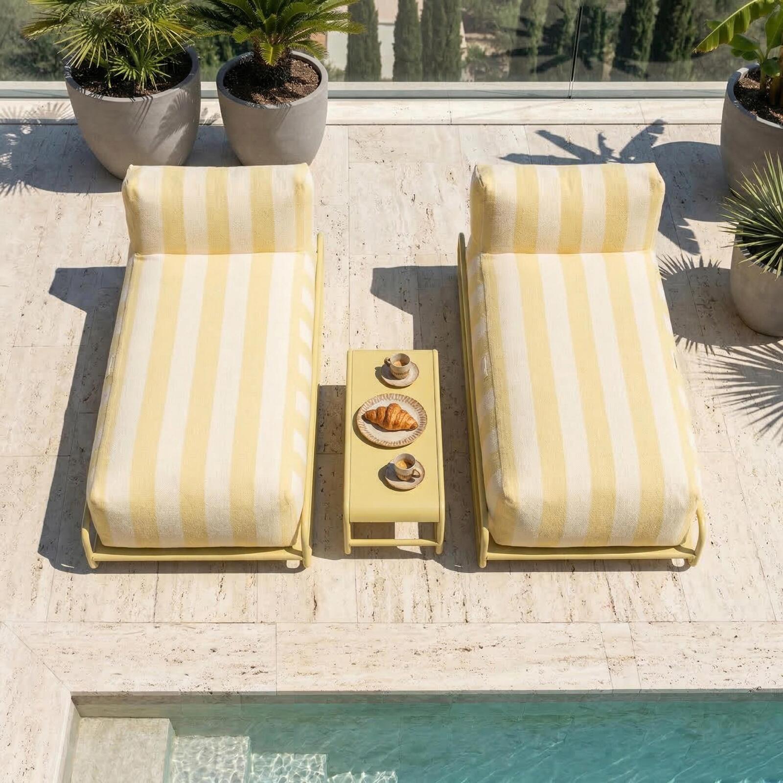 Modulare Gartenmöbel für 2 Personen mit Gestell, bestehend aus 2 gestreiften Chaiselongues und Couchtisch