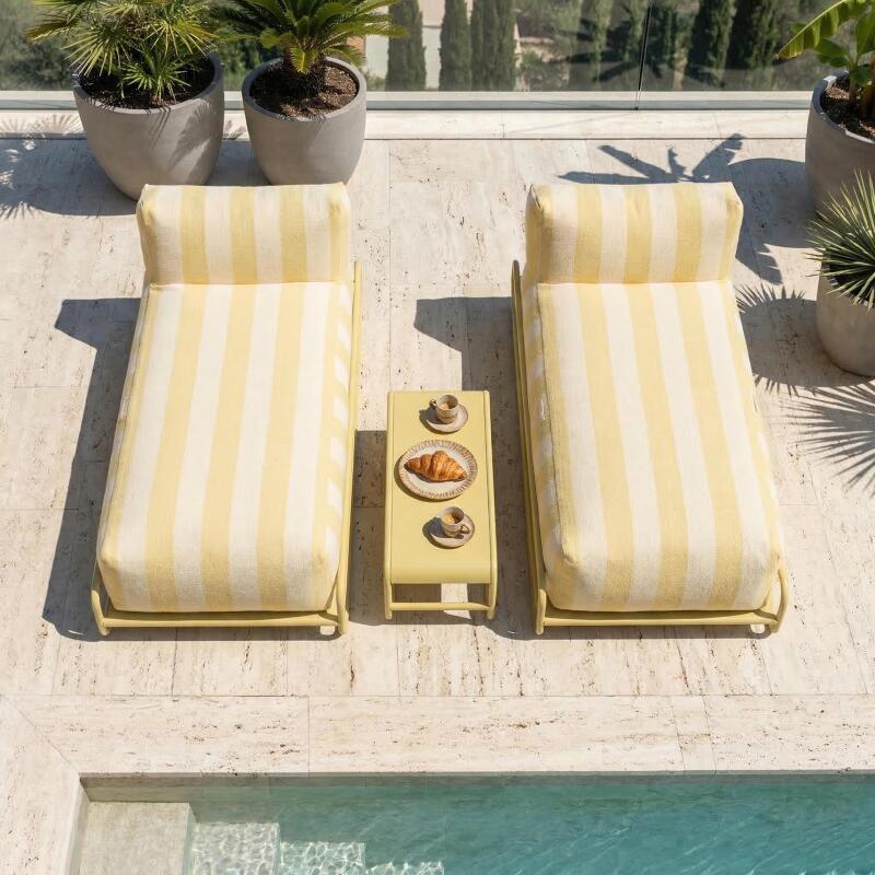 Modulare Gartenmöbel für 2 Personen mit Gestell, bestehend aus 2 gestreiften Chaiselongues und Couchtisch (2/7)