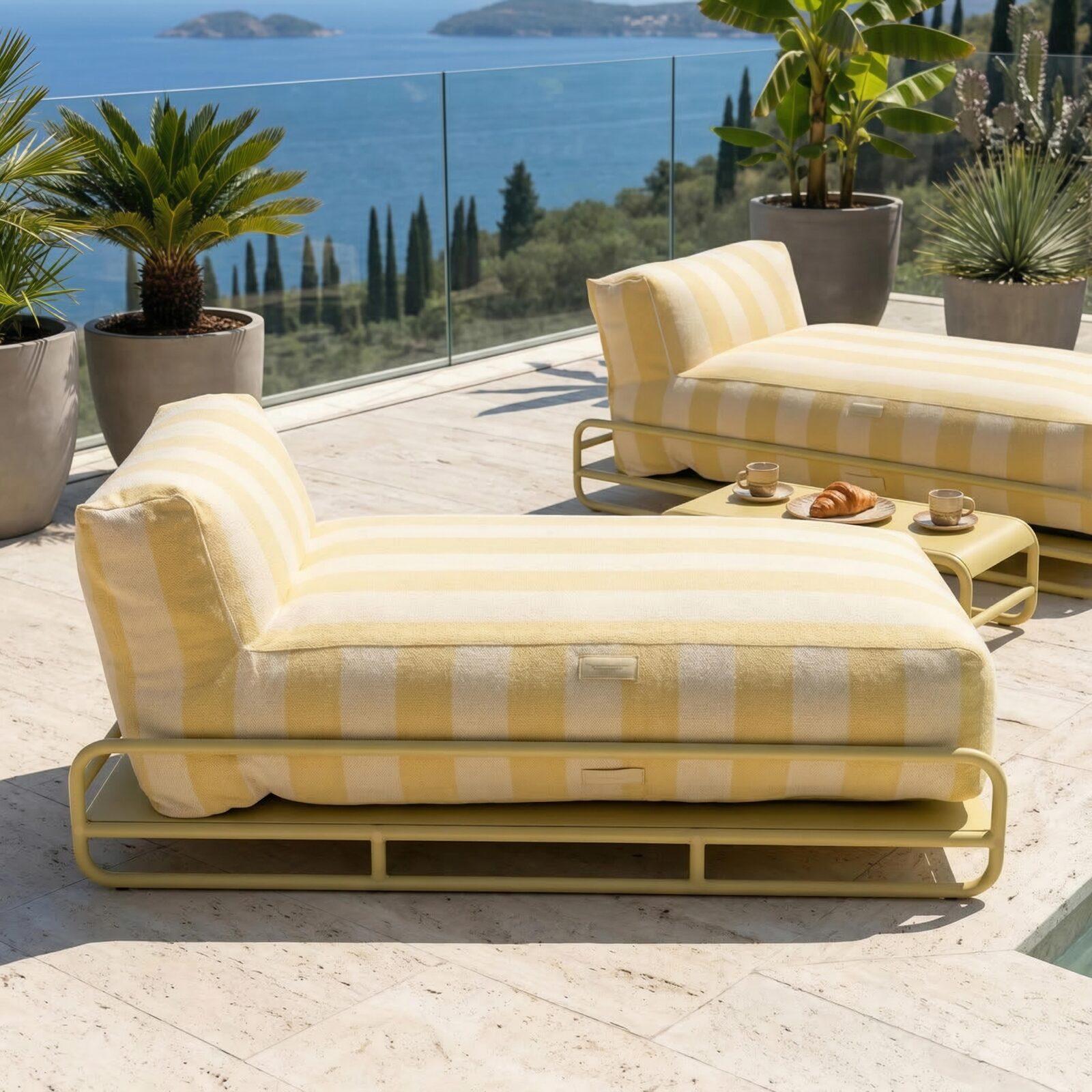 Modulare Gartenmöbel für 2 Personen mit Gestell, bestehend aus 2 gestreiften Chaiselongues und Couchtisch