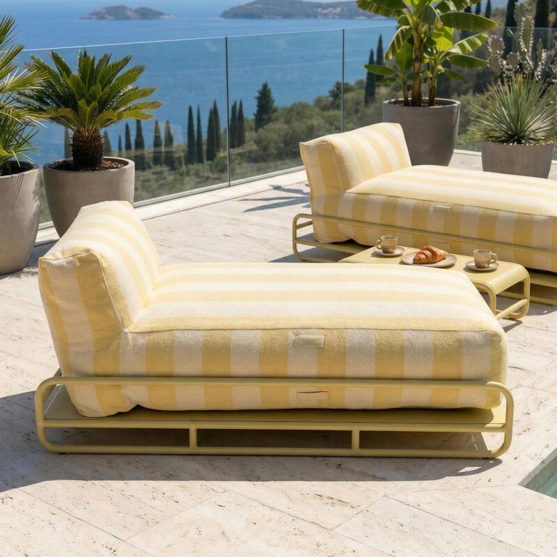 Modulare Gartenmöbel für 2 Personen mit Gestell, bestehend aus 2 gestreiften Chaiselongues und Couchtisch (4/7)