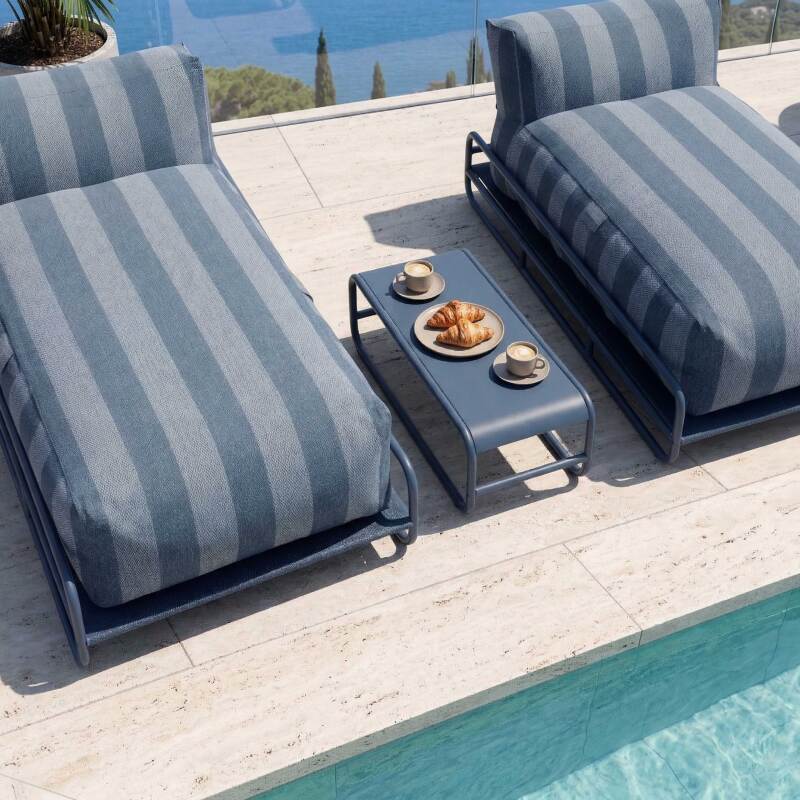 Modulare Gartenmöbel für 2 Personen mit Gestell, bestehend aus 2 gestreiften Chaiselongues und Couchtisch (2/7)