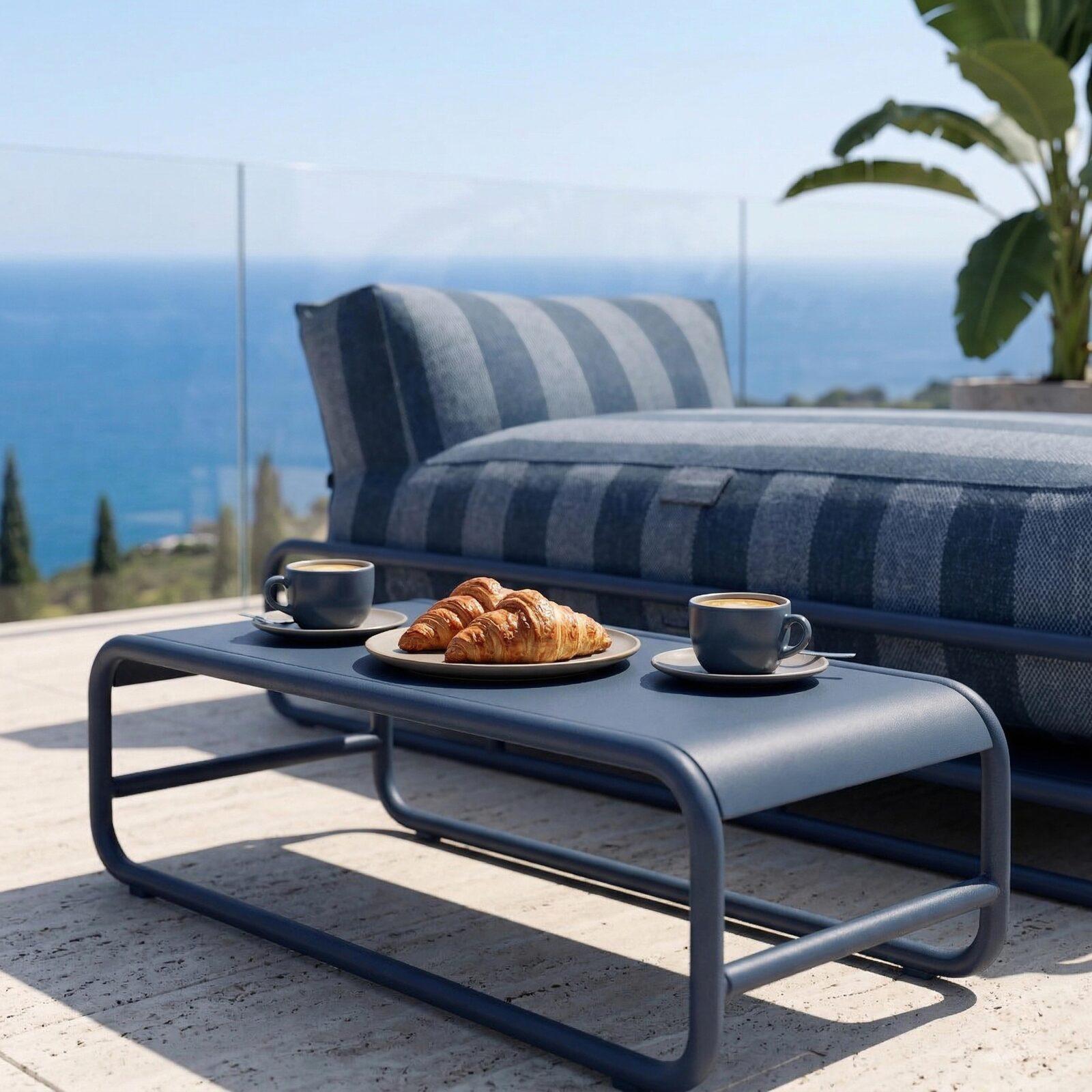 Modulare Gartenmöbel für 2 Personen mit Gestell, bestehend aus 2 gestreiften Chaiselongues und Couchtisch