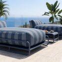 Modulare Gartenmöbel für 2 Personen mit Gestell, bestehend aus 2 gestreiften Chaiselongues und Couchtisch