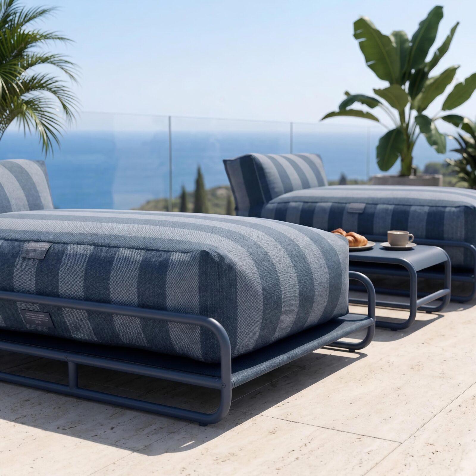 Modulare Gartenmöbel für 2 Personen mit Gestell, bestehend aus 2 gestreiften Chaiselongues und Couchtisch