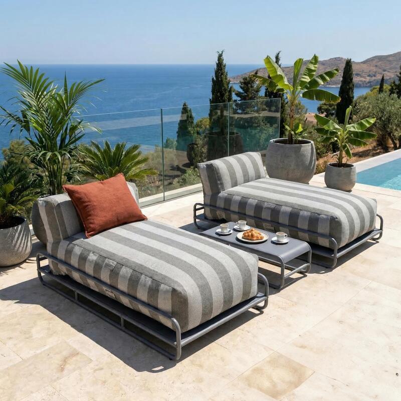 Modulare Gartenmöbel für 2 Personen mit Gestell, bestehend aus 2 gestreiften Chaiselongues und Couchtisch