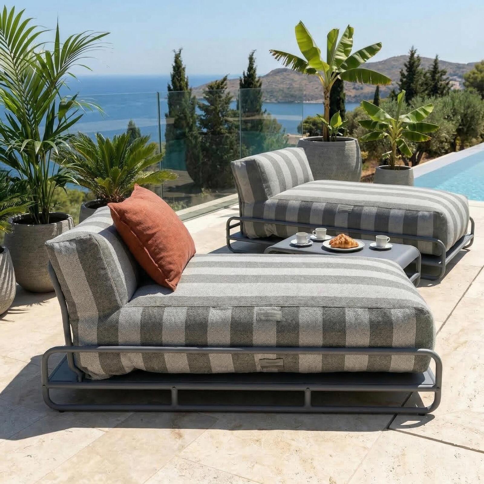 Modulare Gartenmöbel für 2 Personen mit Gestell, bestehend aus 2 gestreiften Chaiselongues und Couchtisch
