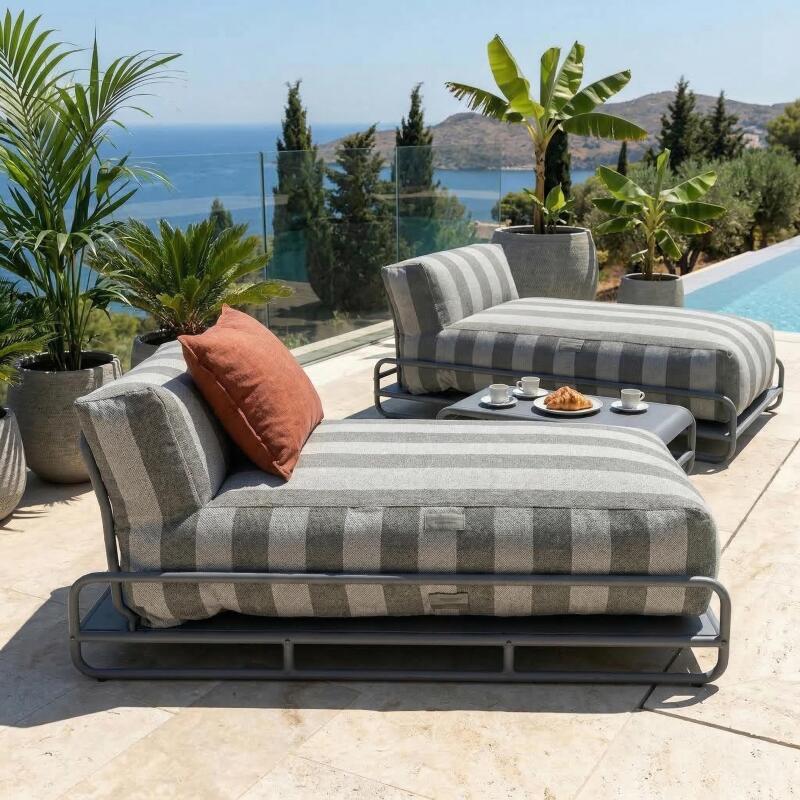 Modulare Gartenmöbel für 2 Personen mit Gestell, bestehend aus 2 gestreiften Chaiselongues und Couchtisch (4/7)