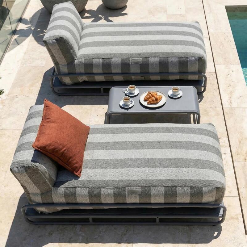 Modulare Gartenmöbel für 2 Personen mit Gestell, bestehend aus 2 gestreiften Chaiselongues und Couchtisch (2/7)