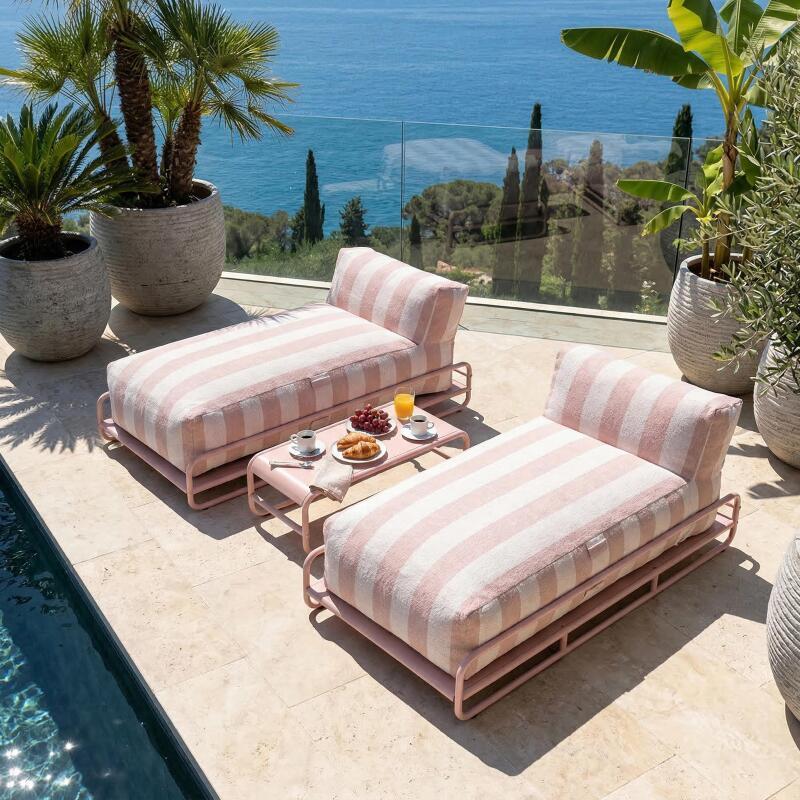 Modulare Gartenmöbel für 2 Personen mit Gestell, bestehend aus 2 gestreiften Chaiselongues und Couchtisch