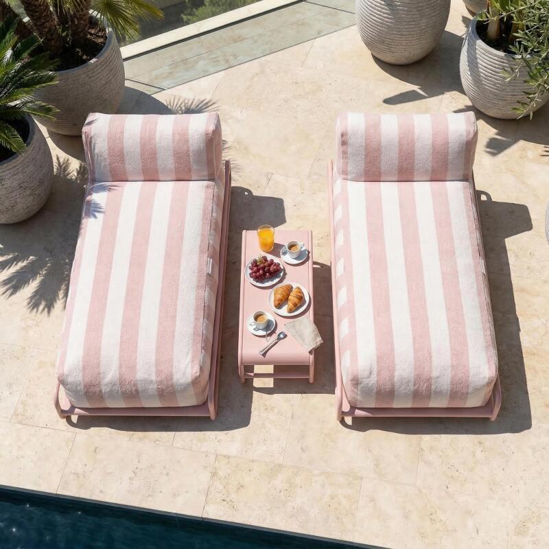 Modulare Gartenmöbel für 2 Personen mit Gestell, bestehend aus 2 gestreiften Chaiselongues und Couchtisch (2/7)