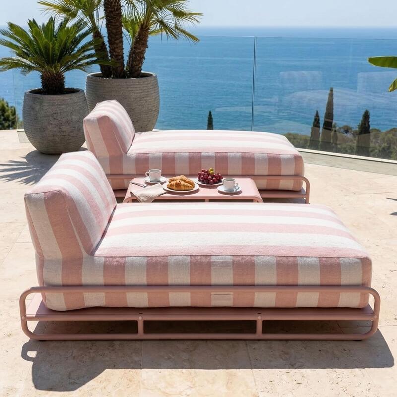 Modulare Gartenmöbel für 2 Personen mit Gestell, bestehend aus 2 gestreiften Chaiselongues und Couchtisch (4/7)