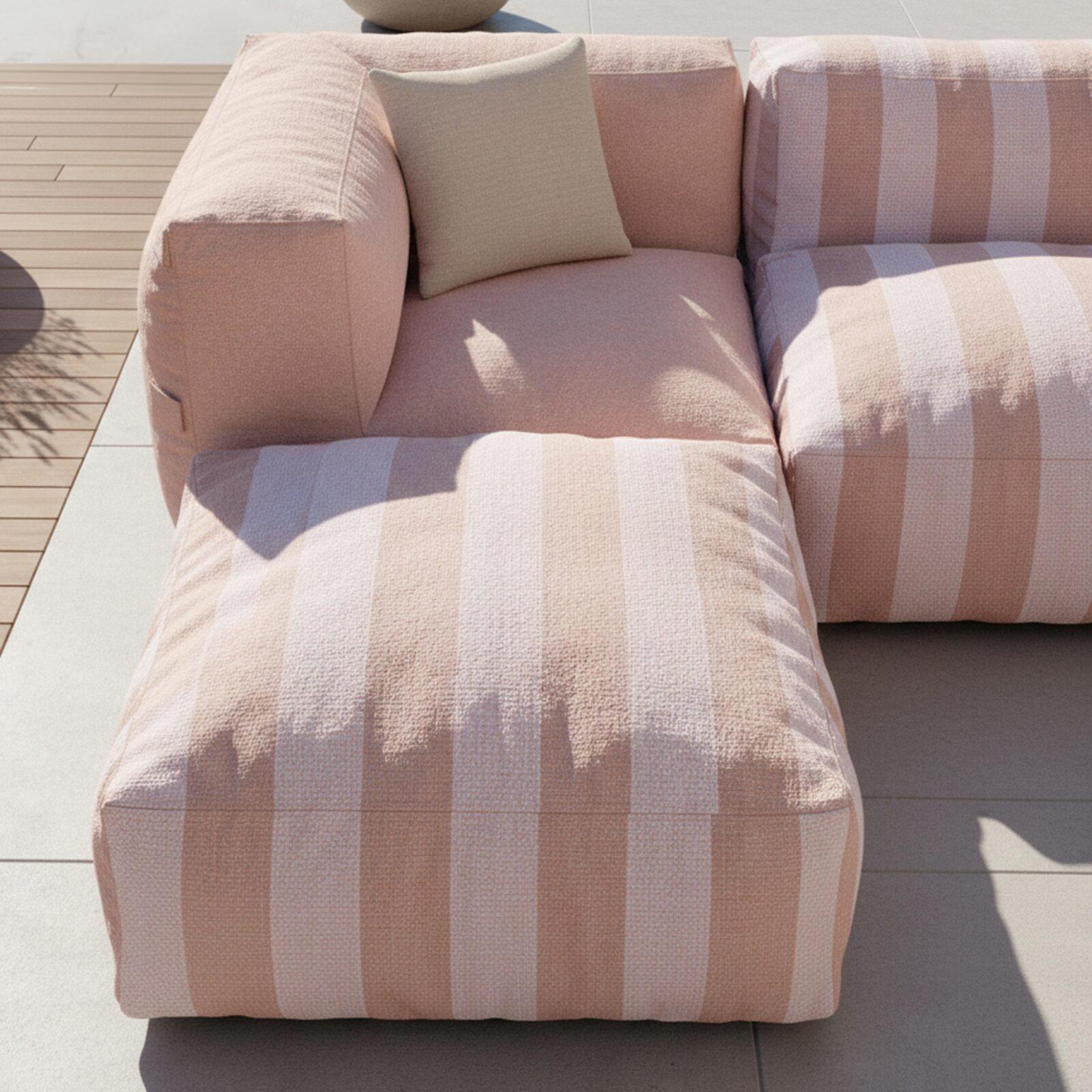 Modulare Gartenmöbel für 4 Personen bestehend aus 1 Sessel, 2 Ecksesseln und 1 Ottomane im gestreiften Design