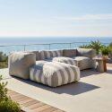Modulare Gartenmöbel für 4 Personen bestehend aus 1 Sessel, 2 Ecksesseln und 1 Ottomane im gestreiften Design
