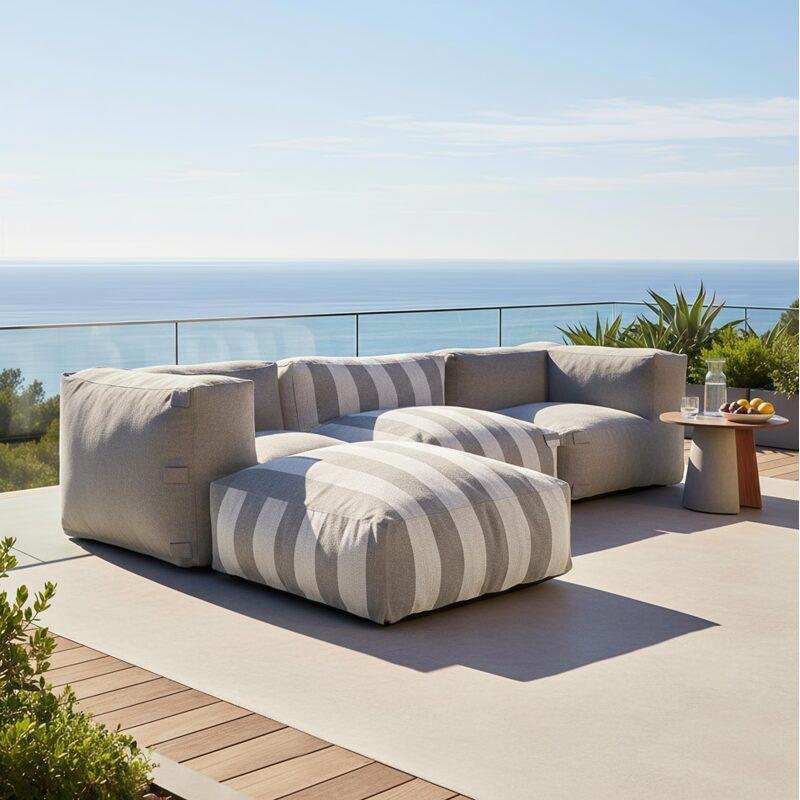 Modulare Gartenmöbel für 4 Personen bestehend aus 1 Sessel, 2 Ecksesseln und 1 Ottomane im gestreiften Design