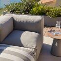 Modulare Gartenmöbel für 4 Personen bestehend aus 1 Sessel, 2 Ecksesseln und 1 Ottomane im gestreiften Design