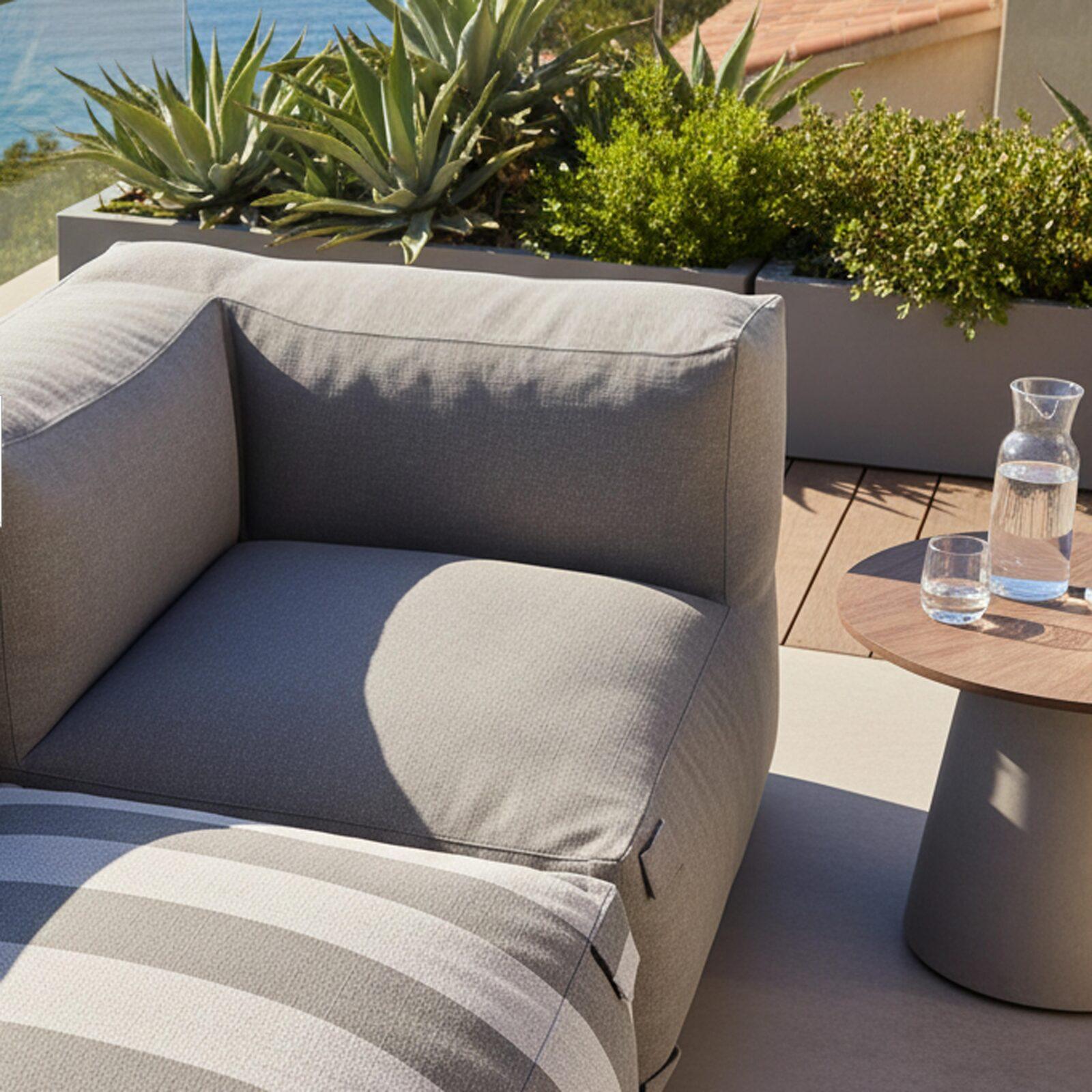 Modulare Gartenmöbel für 4 Personen bestehend aus 1 Sessel, 2 Ecksesseln und 1 Ottomane im gestreiften Design
