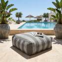 Modulare Gartenmöbel für 4 Personen bestehend aus 1 Sessel, 2 Ecksesseln und 1 Ottomane im gestreiften Design