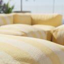 Modulare Gartenmöbel für 5 Personen bestehend aus 2 Kaminstühlen, 1 Ecksessel, 1 Chaiselongue und 1 Hocker im gestreiften Design