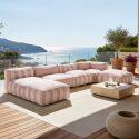 Modulare Gartenmöbel für 5 Personen bestehend aus 2 Kaminstühlen, 1 Ecksessel, 1 Chaiselongue und 1 Hocker im gestreiften Design