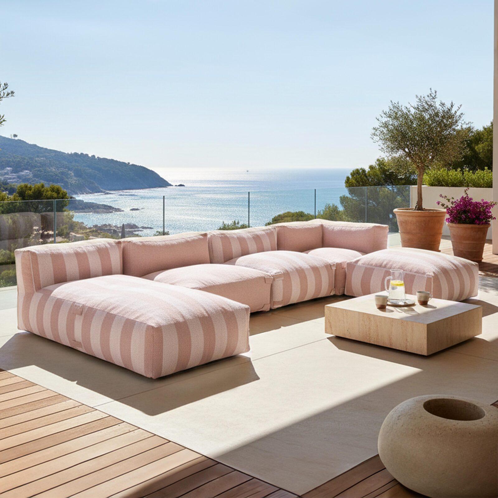 Modulare Gartenmöbel für 5 Personen bestehend aus 2 Kaminstühlen, 1 Ecksessel, 1 Chaiselongue und 1 Hocker im gestreiften Design