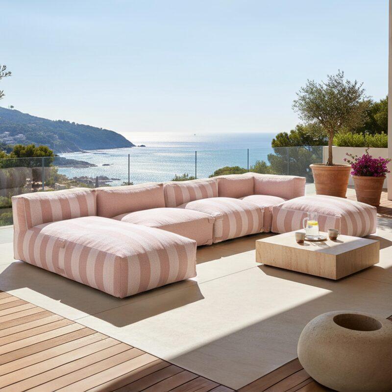 Modulare Gartenmöbel für 5 Personen bestehend aus 2 Kaminstühlen, 1 Ecksessel, 1 Chaiselongue und 1 Hocker im gestreiften Design