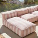 Modulare Gartenmöbel für 5 Personen bestehend aus 2 Kaminstühlen, 1 Ecksessel, 1 Chaiselongue und 1 Hocker im gestreiften Design