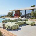 Modulare Gartenmöbel für 5 Personen bestehend aus 2 Kaminstühlen, 1 Ecksessel, 1 Chaiselongue und 1 Hocker im gestreiften Design