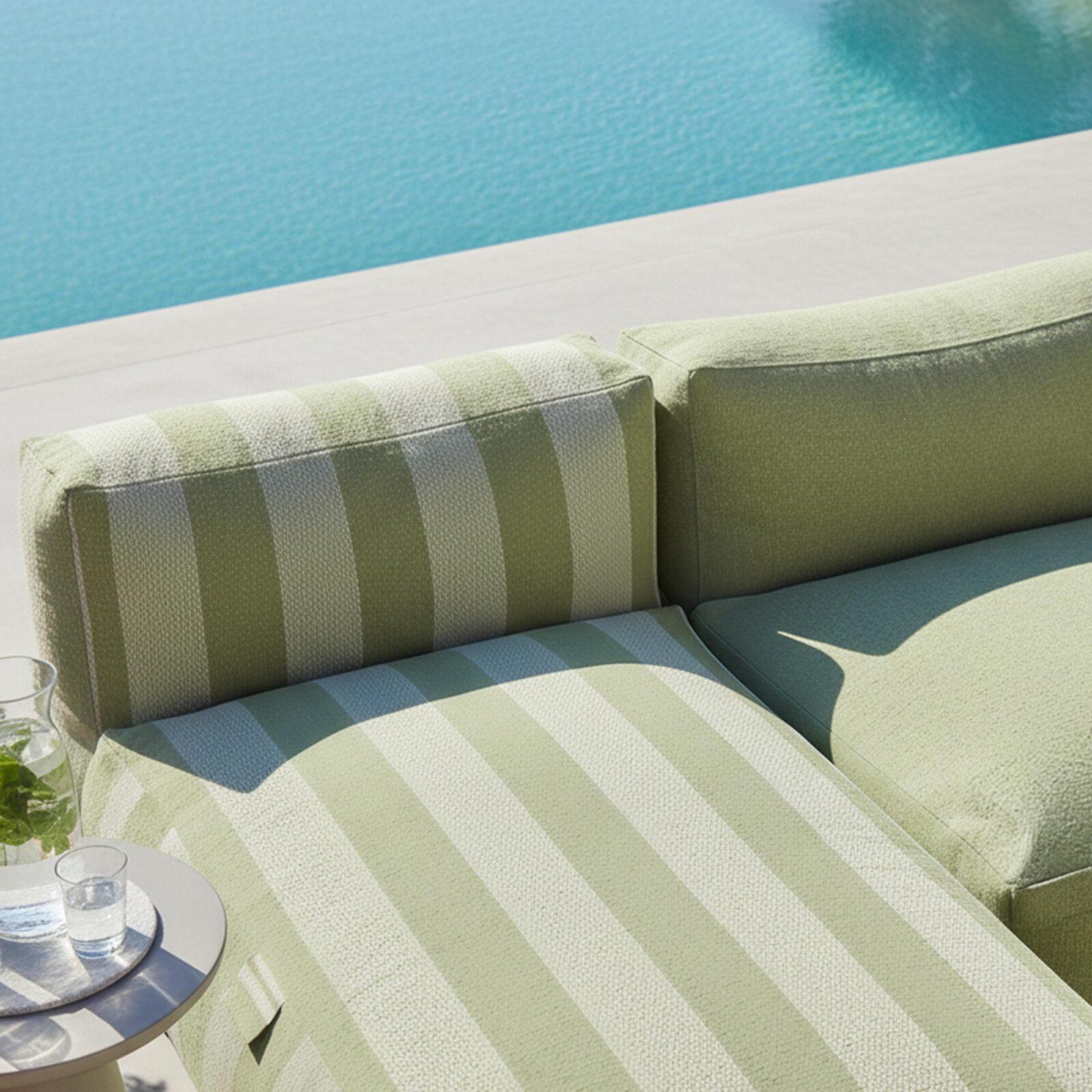 Modulare Gartenmöbel für 5 Personen bestehend aus 2 Kaminstühlen, 1 Ecksessel, 1 Chaiselongue und 1 Hocker im gestreiften Design